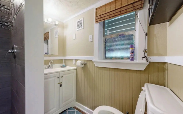 2-story Galveston Getaway w/ Balcony & Patio