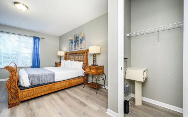 Beautiful Lake View Condo, Vista Cay-1004