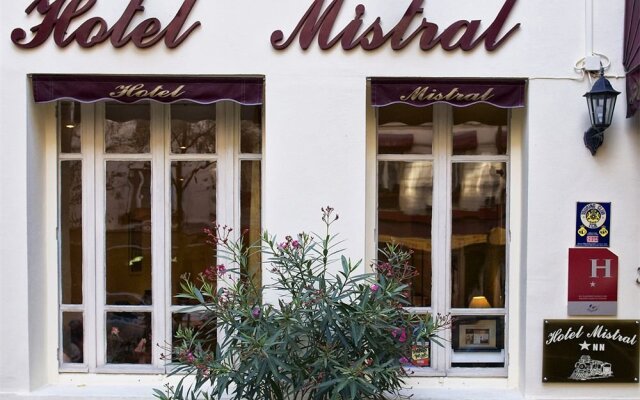 Отель Hôtel Mistral вид на фасад