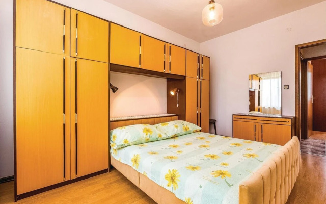 Stunning Apartment in Malinska With 3 Bedrooms and Wifi