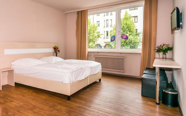 Smart Stay - Hostel Munich City Мюнхен комната для гостей