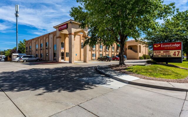 Econo Lodge Inn & Suites 2