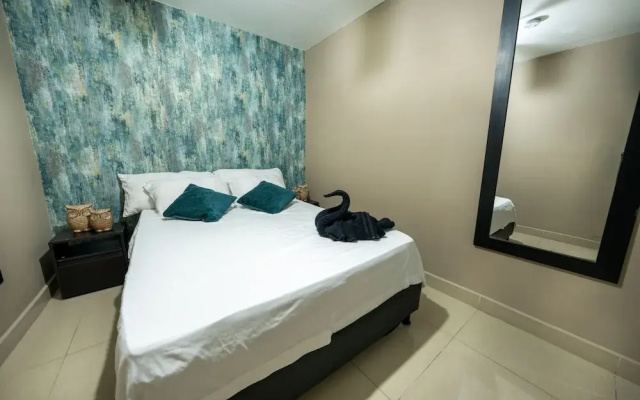6br penthouse 1 block lleras park