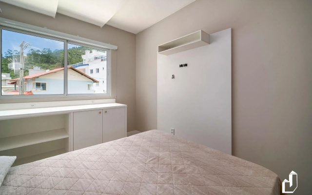 Duplex com piscina à beira mar e 03 suítes