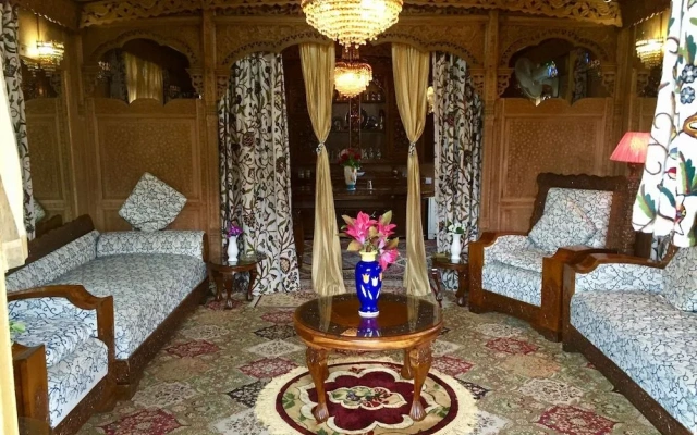 New Sea Palace Houseboats