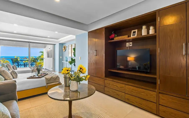 Gorgeous 1BR with Pools & Sea Views