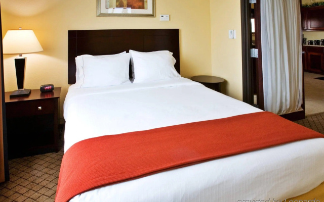 Holiday Inn Express & Suites New Boston by IHG