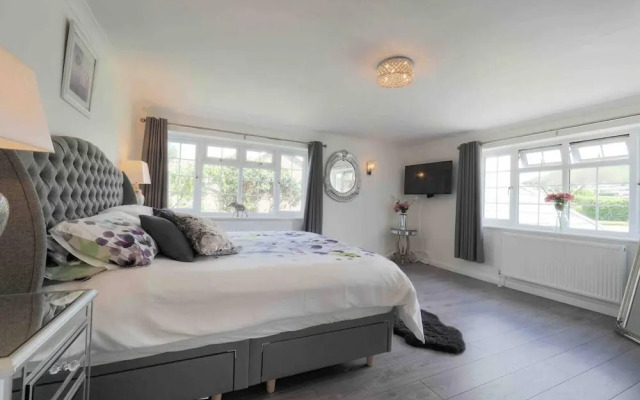 Inviting 7-bed House With sea Views in Hythe