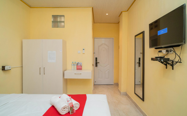 RedDoorz Plus Syariah near Pasar Turi