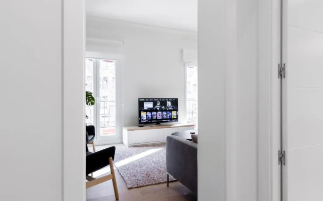 Príncipe de Vergara Apartment II by FlatSweetHome