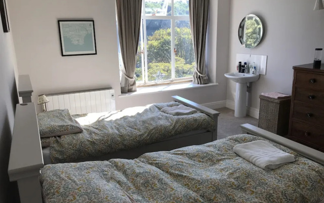 Beachside 2-bed - Sleeps 4, Parking & Pet Friendly