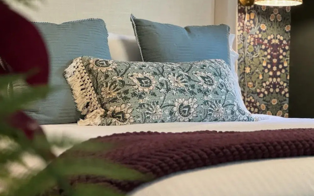 The Aurora Inn & Cottages