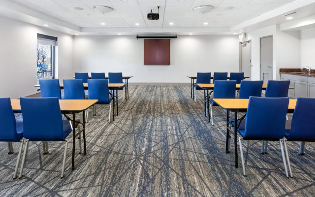 Holiday Inn Express Hotel & Suites Chicago-Algonquin by IHG