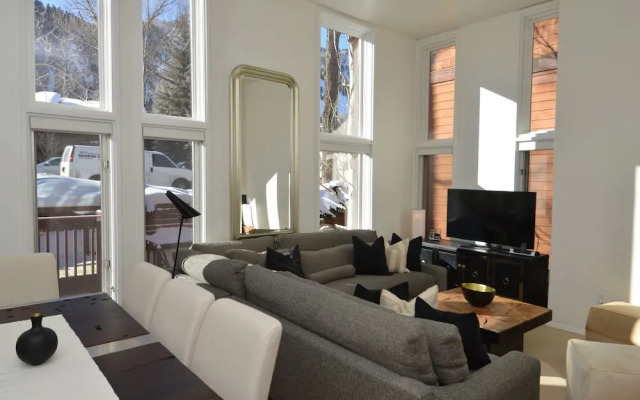 Old Hundred by Frias Properties