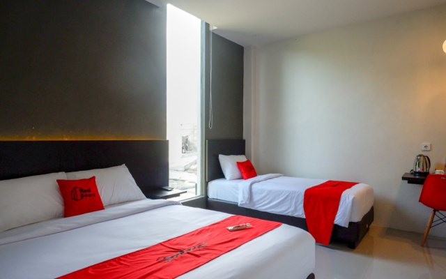 RedDoorz Plus near Solo Baru