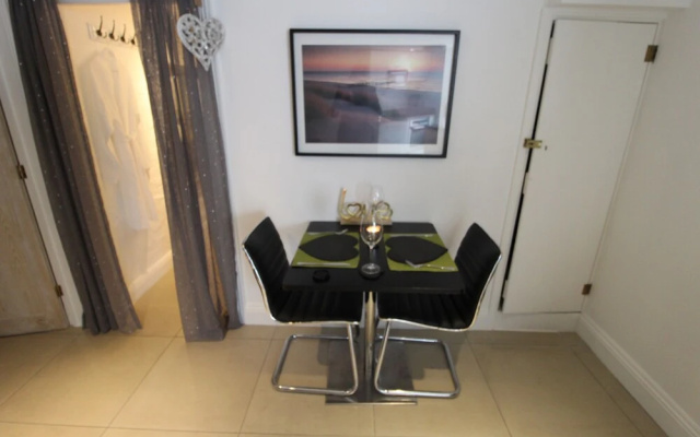 Beautiful Cosy 1 Bedroom Basement Apartment