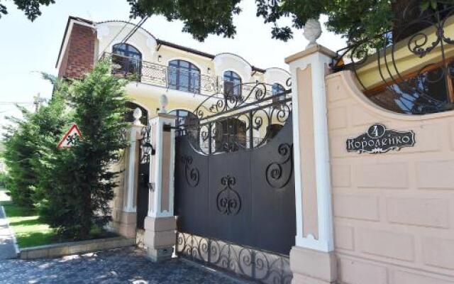 Гостиница Guest House U Lukomorya в Геленджике отзывы, цены и фото номеров - забронировать гостиницу Guest House U Lukomorya онлайн Геленджик вид на фасад