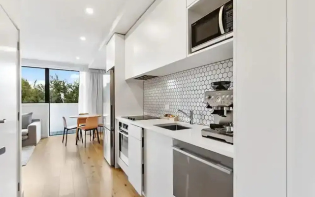 Convenient Modern 2-Bedroom Unit With Free Parking
