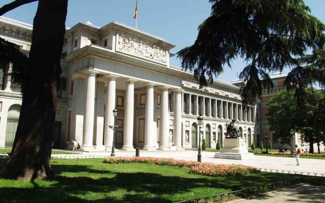 Отель B&B Hotel Madrid Aeropuerto T1 T2 T3 Испания, Мадрид - 8 отзывов об отеле, цены и фото номеров - забронировать отель B&B Hotel Madrid Aeropuerto T1 T2 T3 онлайн вид на фасад