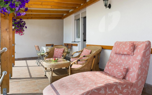 Apartment Twisting By The Private Pool