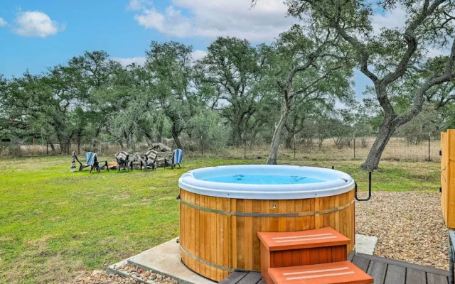 Luxe Hill Country Farmhouse w/ Private Acre