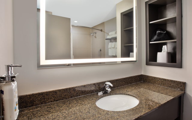 Holiday Inn Express & Suites Kingston Central by IHG