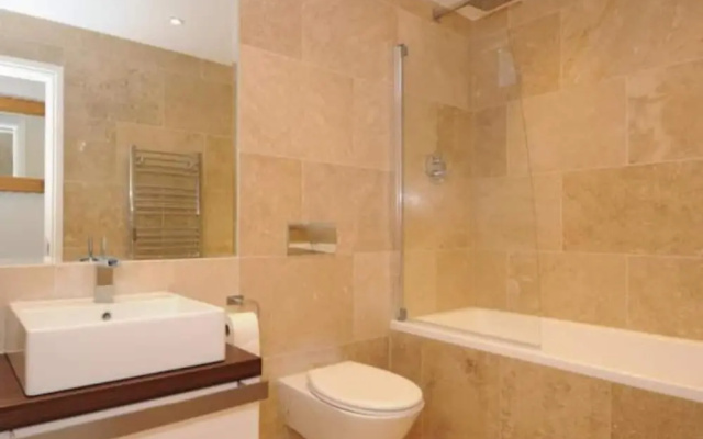 Captivating 5-bed House in Woking