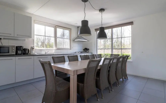 Villa Near the Lake in Makkum