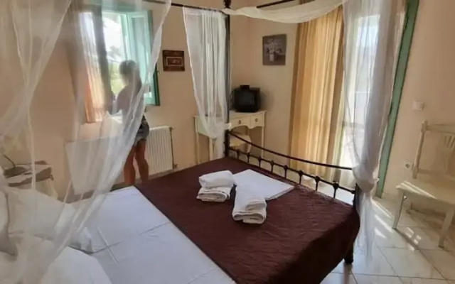 Skyros Luxury Poolside Getaway