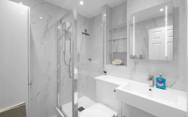 Modern 1 Bedroom Apt in Streatham with Parking
