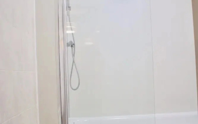 2 Bedroom Modern Home Sleeps 4