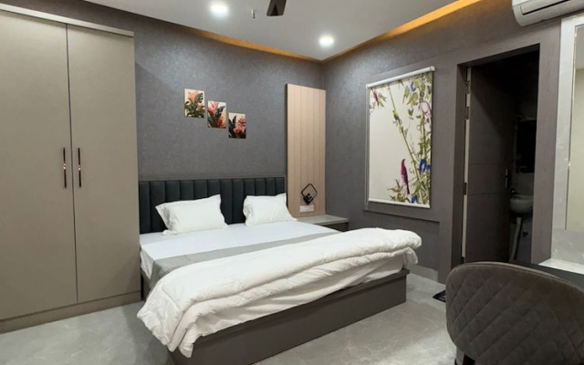Hotel R J Heights