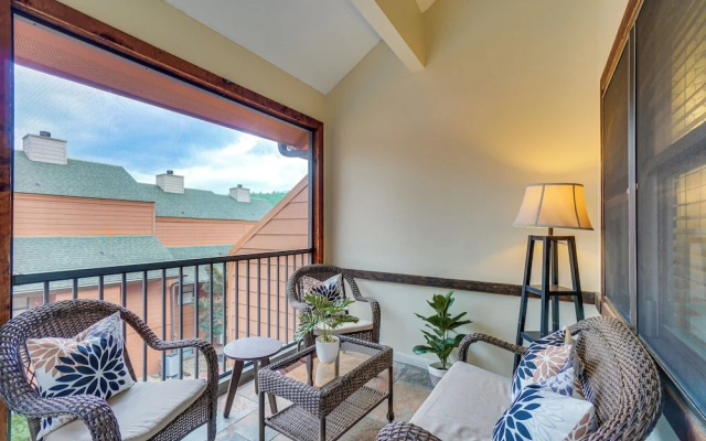 Downtown Gatlinburg Condo w/ Mountain-view Balcony