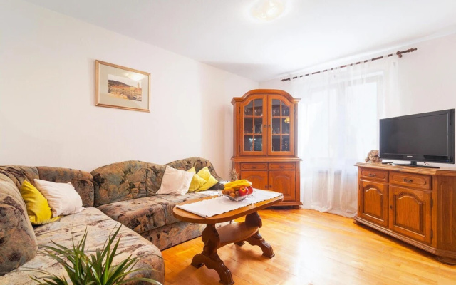 Stunning Home in Pucisca With 3 Bedrooms and Wifi