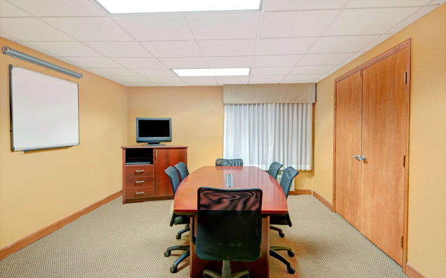 Days Inn & Suites by Wyndham Kansas City South