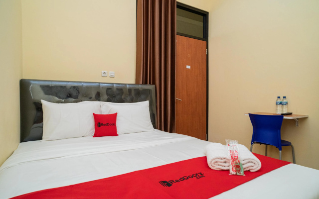 RedDoorz Syariah Near Jembatan Merah Plaza