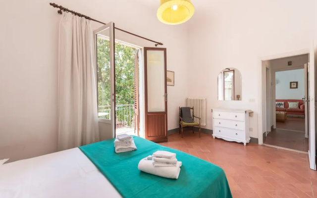 Pitti Large Apartment With Balcony