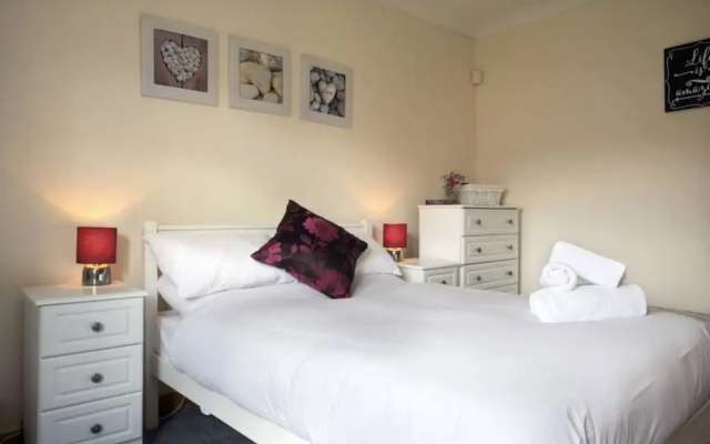 1 Bedroom Flat 15 Minutes From City Centre