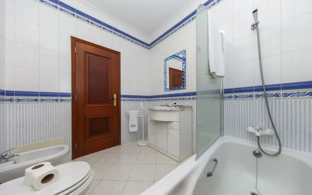 W 01 - Bedroom 1 in Topside Luz Guesthouse
