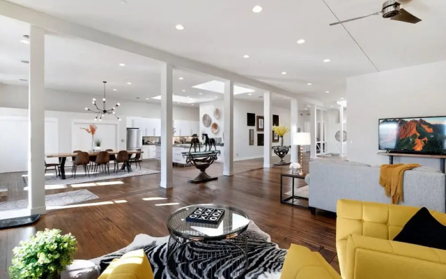 The Penthouse Loft in the Heart of Old Town!