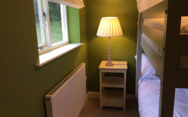 4-bedroom Riverside House With Garden Near Denbigh