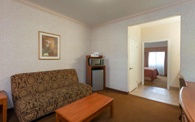 Howard Johnson Hotel & Suites by Wyndham Pico Rivera 1