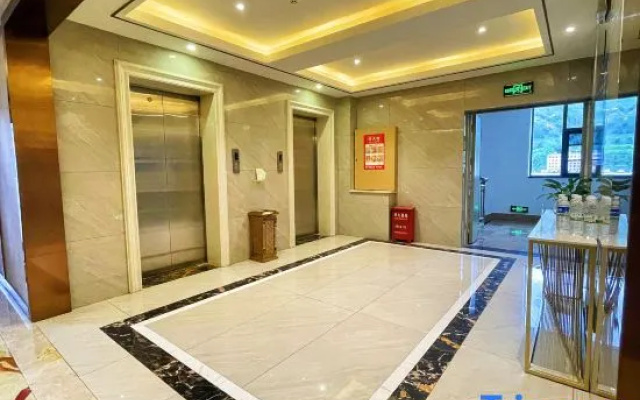 Kaijing Grand Hotel (Jinping Passenger North Station)
