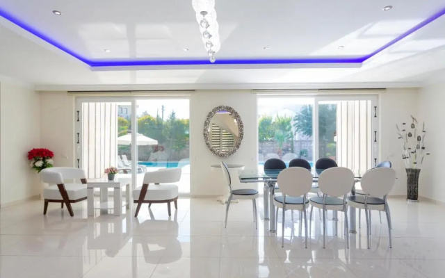 Villa Four Season 8