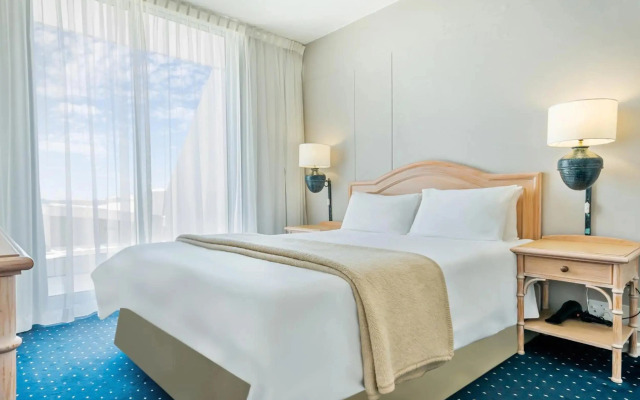 Dolphin Beach Hotel