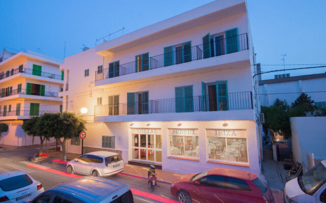 Хостел NWT SUNSET IBIZA вид на фасад