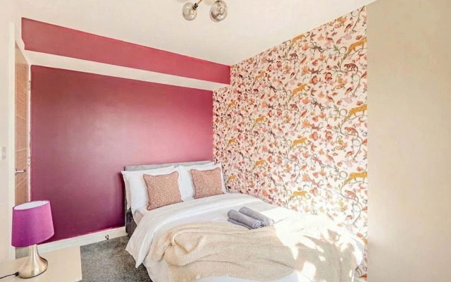 Perfect Booking 4 Bed Home in Swindon