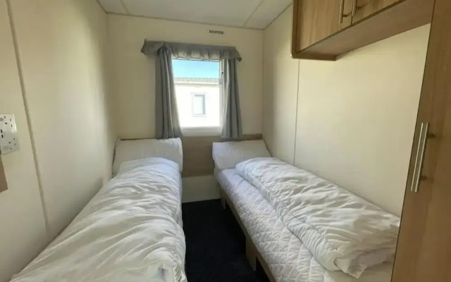 3 Bed Caravan Sleeps 8 - Parking, Bbq, Pool