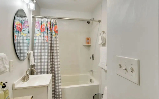 Walkable + Convenient! 1st-floor Apt in Middletown