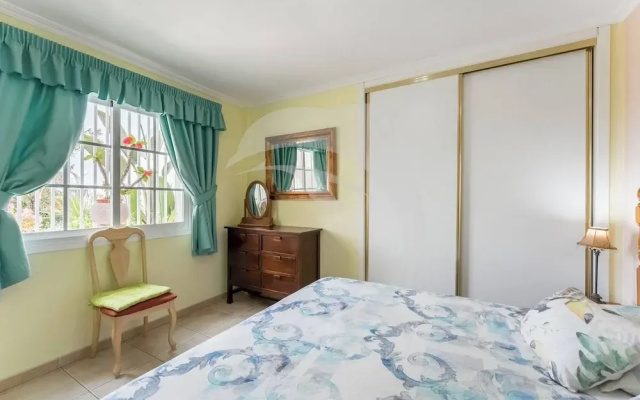 El Médano Apartment With Pool and Garden Views